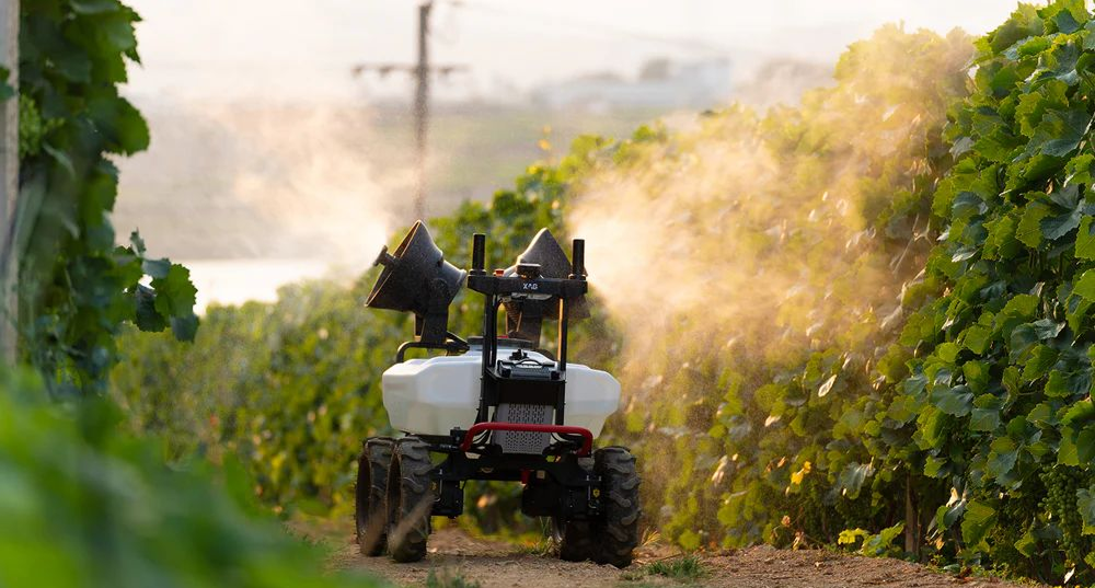 XAG R100 & R200: Autonomous Spraying Robots for Orchards, Vineyards, and Greenhouses